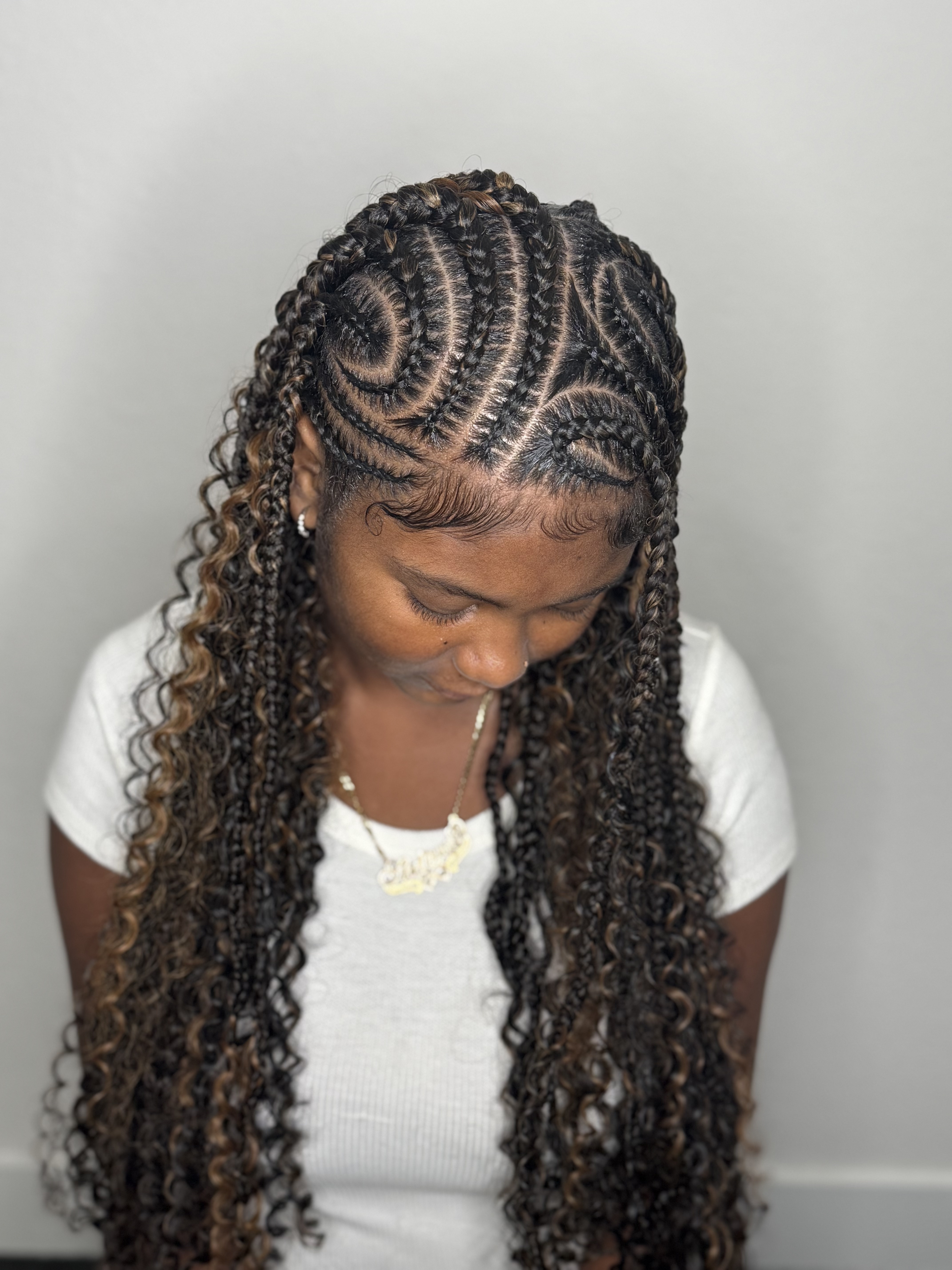 Primer plano de trenzas para nina con divisiones precisas