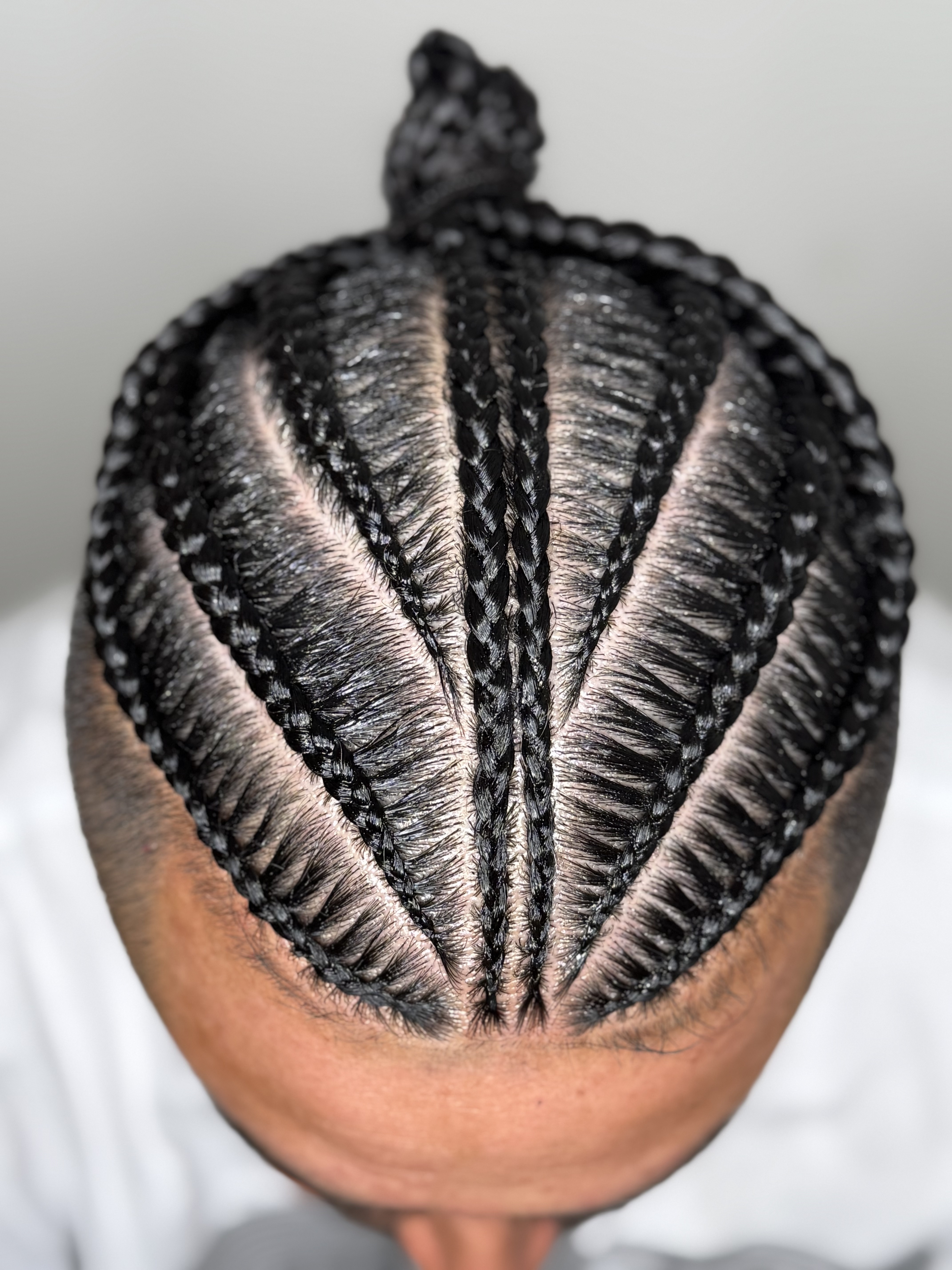 Trenzas de cuero cabelludo para hombre con diseno geometrico por Yulis