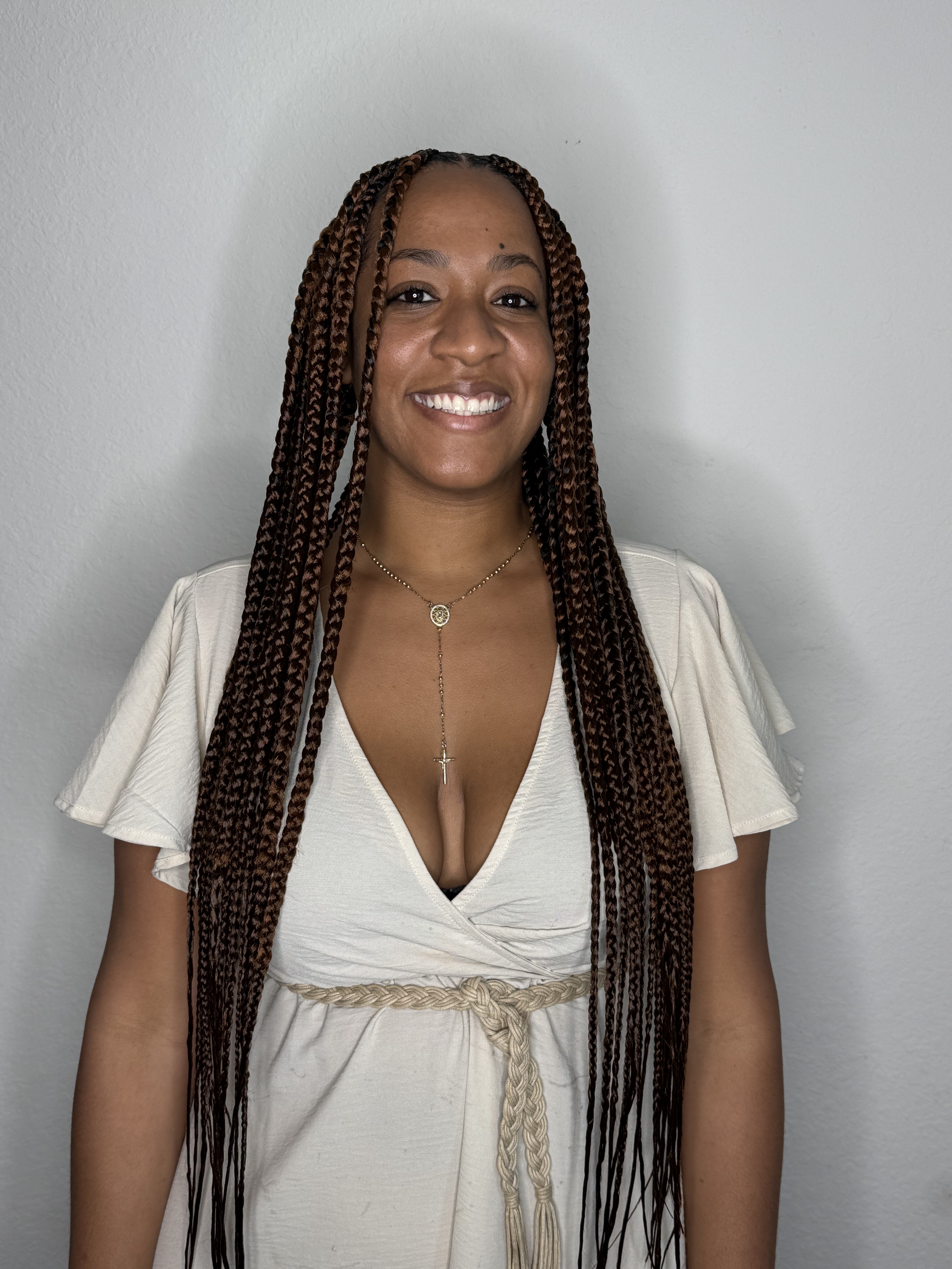 Mujer sonriendo con trenzas largas por Yulis cerca de Cutler Bay